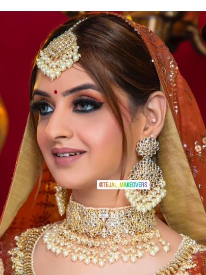 A beautiful bride wearing a pearl-drop choker set. The simplicity and elegance of this set make it a versatile choice for many different occasions.