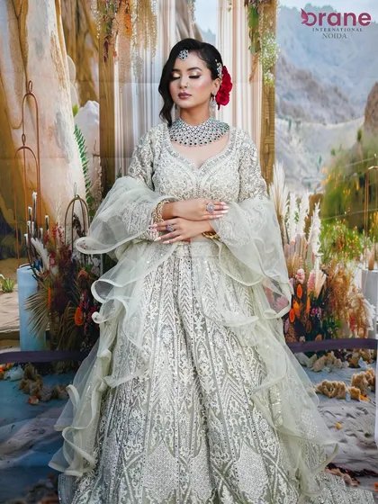 We teach our students to create flawless, modern bridal looks like this one, focusing on soft glam, elegant hairstyling, and a radiant finish that looks stunning both in person and on camera.