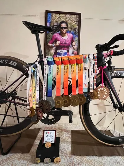 This is more than just a bike with medals. This represents years of dedication, countless hours of training, and the victories that come from a disciplined approach to endurance sports. Each medal is a memory of a challenge overcome.