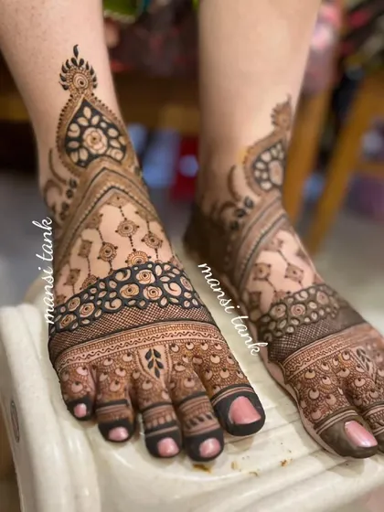 Bridal henna isn't just for hands. I create detailed and beautiful designs for feet as well, ensuring the artwork flows from the toes up the ankle for a complete and stunning bridal look.