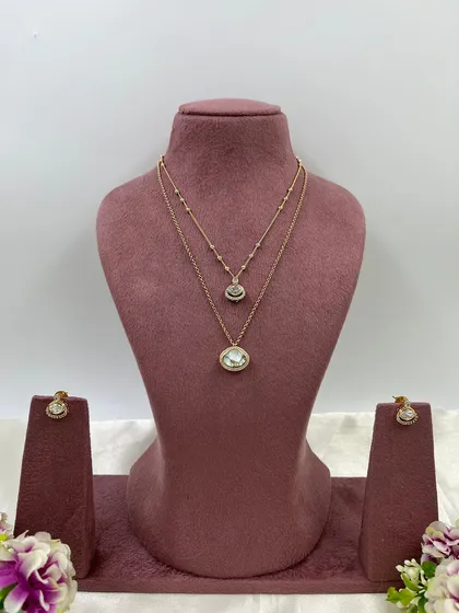 The 'Kritika' set with a white pendant.