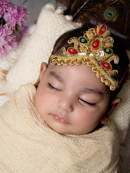 Look who is here to steal your heart. This little makhanchor, sleeping so soundly, brings so much peace and joy. These themed shoots are a beautiful way to celebrate our traditions.
