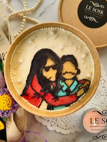 This is how I bring your memories to life on a cake. This custom portrait cake tub features a hand-piped illustration of a mother and child, making for a truly personal and delicious gift.