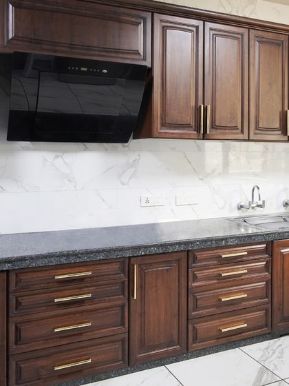 A wider view of a kitchen featuring our Kiah pulls on both upper and lower cabinets, creating a cohesive and elegant look.