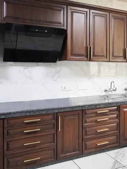 A wider view of a kitchen featuring our Kiah pulls on both upper and lower cabinets, creating a cohesive and elegant look.