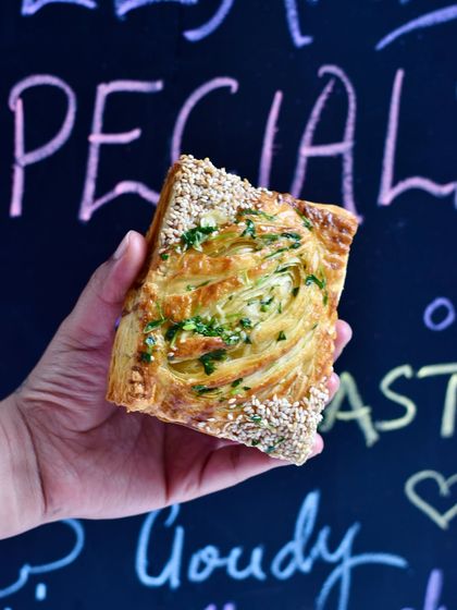 The Smoked Chicken Butter Garlic Puff is a savoury treat packed with flavour. The smoky chicken and rich garlic butter are a classic combination that never disappoints.