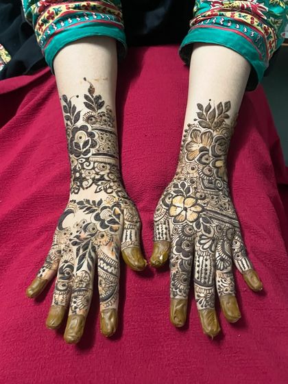 The full view of the sider mehndi, showing how the two different designs create a unique look.