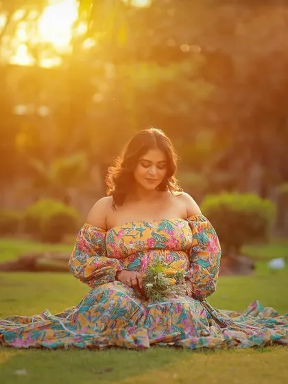 There's nothing like the glow of golden hour. This outdoor solo portrait captures the peaceful, radiant beauty of motherhood amidst the soft, warm light of sunset.