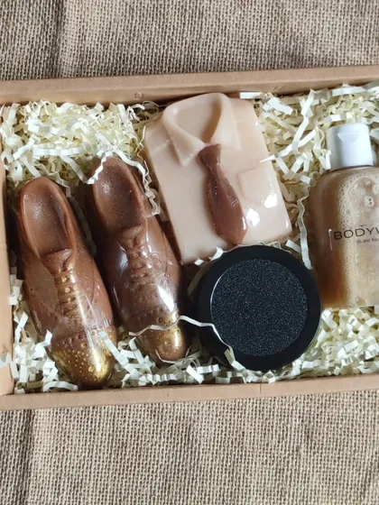 A classic Father's Day gift box. It contains shoe and shirt-themed honey almond soaps, roasted coffee bodywash, and bath salts.
