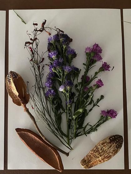 During the performance, audience members were invited to create their own arrangements with flowers and other materials, inspired by the Japanese art of Ikebana. This makes the viewer a co-creator.