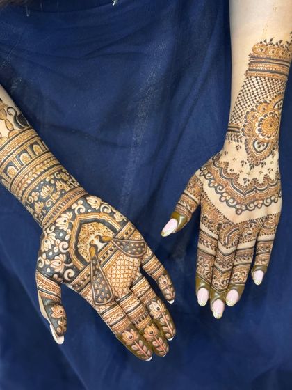 Even when a bride wants a minimal design, I often say "lagna ekdach hota ga!" (you only get married once!). We settled on this beautiful half-hand design that is both elegant and festive.