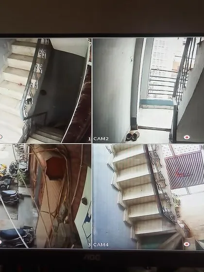 A 4-camera view covering the street, entrance, and stairways of a building.