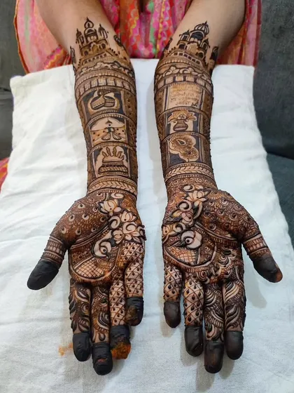 A clear, full view of the "story panel" bridal henna, a unique and modern approach to wedding designs.