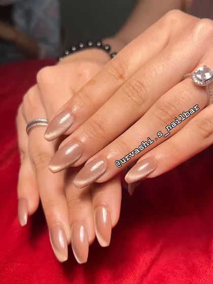 A neutral yet glamorous cat-eye set in a beautiful beige tone. The magnetic shimmer adds a touch of luxury to the nude color, making it perfect for any occasion.