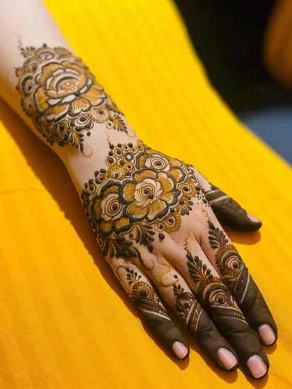 This is a classic example of a floral Arabic bel design. It flows beautifully along the hand and arm, combining bold roses with delicate shading. It is a great choice for wedding guests, parties, or if you prefer a more modern, less-full look.