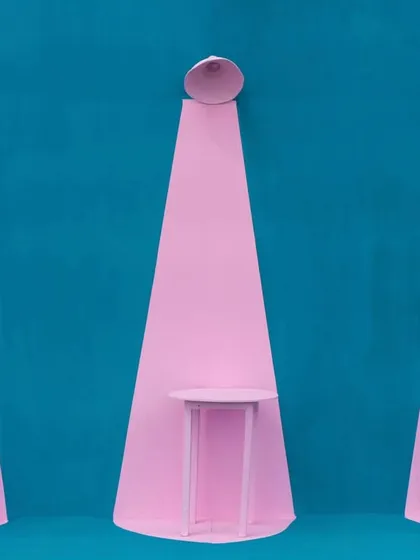 A minimalist yet playful installation with a pop of color. These spotlight-inspired structures create a fun and artistic corner for photos.