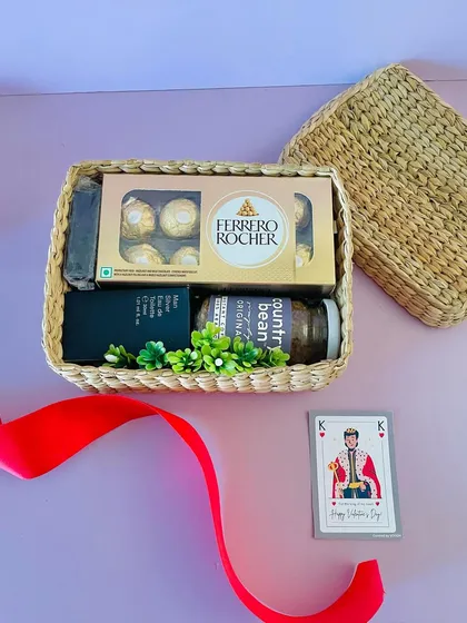 A simple and classic gift for him in a Kauna box. This hamper includes Ferrero Rocher, Country Bean coffee, perfume, and soap.