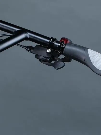 Ergonomics are key for touring. The 'KETTLEXPRESS' is fitted with ergonomic grips to provide better support for your hands and wrists, ensuring comfort hour after hour in the saddle.