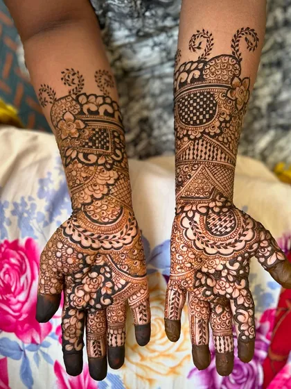 A very traditional and dense bridal design. I've filled every space with classic patterns, including paisleys, dots, and grids, for a truly opulent look.
