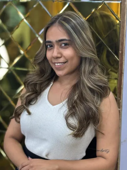 A perfect example of a modern, stylish makeover done by one of my talented students. This look features soft balayage highlights for a sun-kissed effect, paired with a layered haircut and loose waves for beautiful movement and texture.