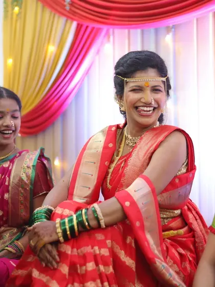 A candid moment of laughter. This photo captures the pure happiness of the bride surrounded by her family. A natural makeup look ensures she looks like herself, even in candid shots.