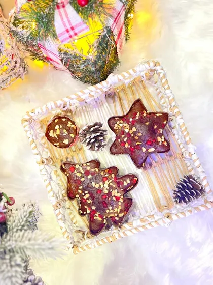 A beautiful flat lay of our Christmas plum cakes. This festive tray features our star-shaped, tree-shaped, and round plum cakes, perfect for a holiday dessert platter or as a thoughtful gift.