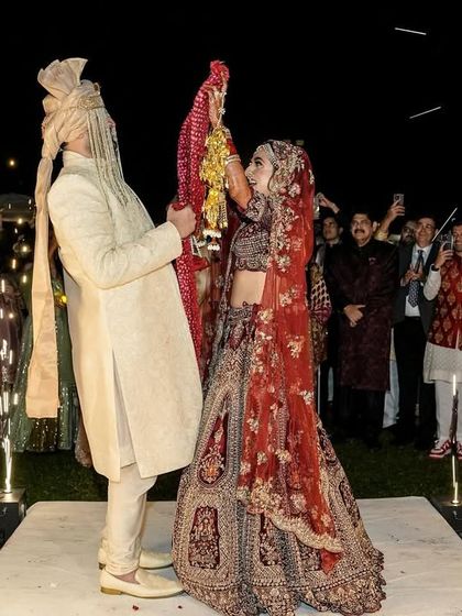 Grand Varmala & Jaimala Moments photo 8