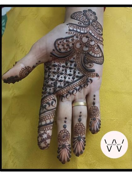 A close-up of another beautiful Arabic design.