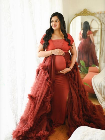 A mirror reflection adds depth and an artistic touch to this portrait. It's a creative way to capture the beauty of the mom to be from multiple angles.