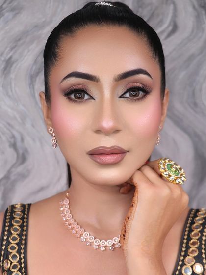 Elegance in a single frame. This subtle glam look features a soft brown smokey eye, rosy cheeks, and a nude lip, making it perfect for any sophisticated event.