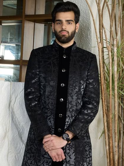 This black kurta with shimmering, intricate details is perfect for black-tie events. The meticulous craftsmanship ensures an unforgettable impression of formal elegance.