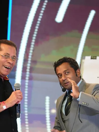 A close-up of the interaction during the MetroBrands show. It's in these moments, reading the volunteer's reactions, that the real magic happens.
