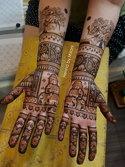 Another view of the nature-inspired bridal mehendi. The paisleys and floral patterns on the fingers and palms tie the whole look together.