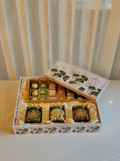 This exquisite hamper, featuring a delicate ginkgo leaf design, can be customized to your liking. We showcase various configurations, including options with assorted sweets, different quantities of dry fruit jars, or a mix of both.