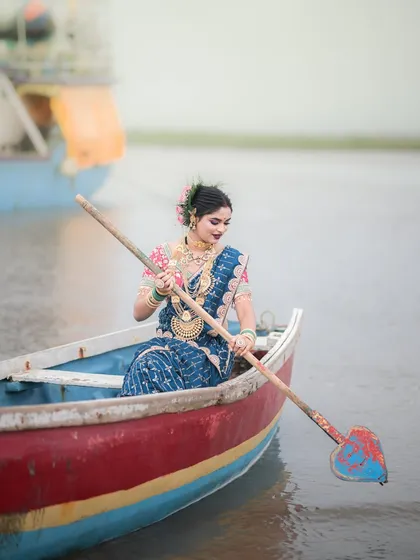 The Koli tradition of offering prayers to the sea is beautifully captured in this image.