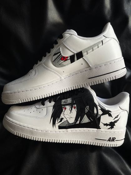 Another angle of the Itachi custom sneakers, showing his crow illusion jutsu.