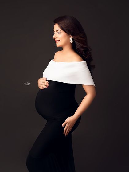 This black and white gown creates a striking, graphic look. You'll learn how to use wardrobe and posing to create sophisticated and modern maternity photos.