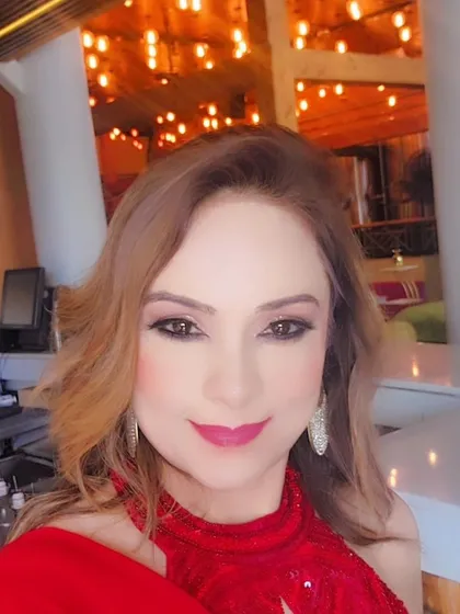 A selfie from the model during the outfit photoshoot. She looks stunning in her red outfit with a bold lip and smoky eyes.
