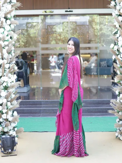A lovely shot at the entrance of the venue. The simple elegance of a saree is perfect for daytime traditional functions.