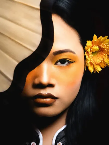 Inspired by the warmth of a sunflower. I used a wash of yellow blush and a sharp liner to create a look that is both nature-inspired and graphically bold.