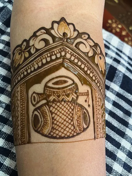 A fun and celebratory arm band design featuring a dhol. This motif is perfect for bringing the festive music and energy of a wedding celebration into your mehendi.