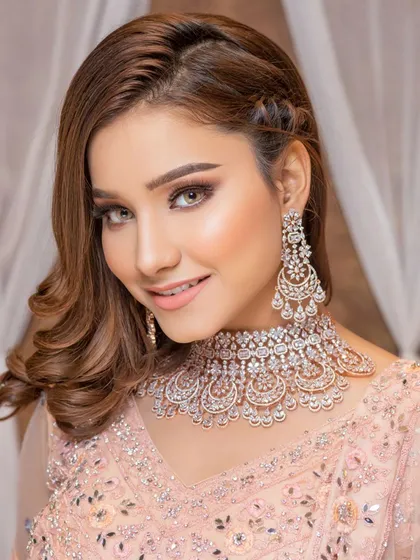 Get a glamorous reception or cocktail party look with our rental jewellery. This intricate diamond and rose gold choker set with matching chandelier earrings adds the perfect sparkle to any modern ethnic outfit.