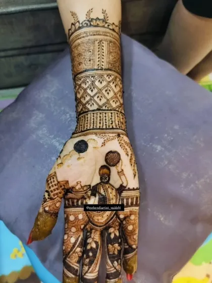 A special design for the festival of Karwa Chauth. It depicts a woman looking at the moon through a sieve, which is a central ritual of the festival.