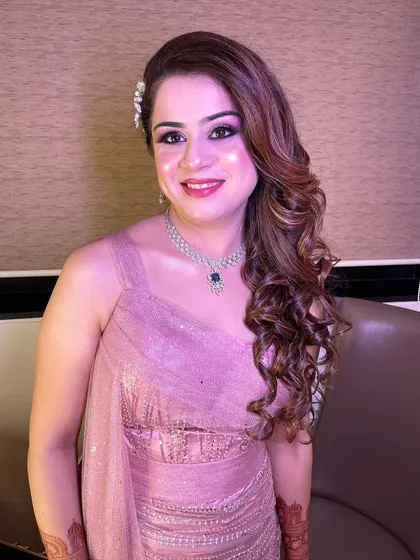 A no-filter shot of this stunning look. My client is rocking this glamorous style with confidence, and her glowing skin says it all.