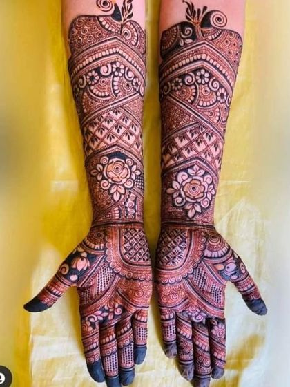 This design features beautiful rose motifs on the palms, combined with intricate check and vine patterns on the arms.