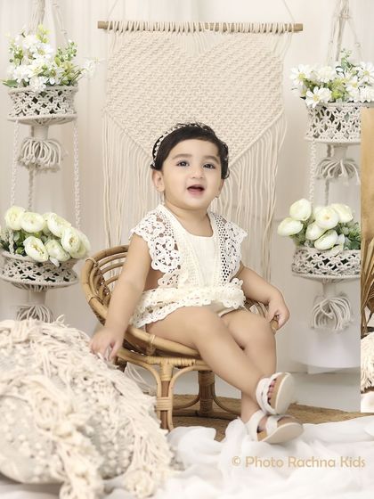 The full bohemian setup with macrame wall hangings, hanging plants, and soft textiles for a natural and trendy look.