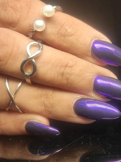 A close-up of the intense purple chrome finish, showing its flawless metallic shine.