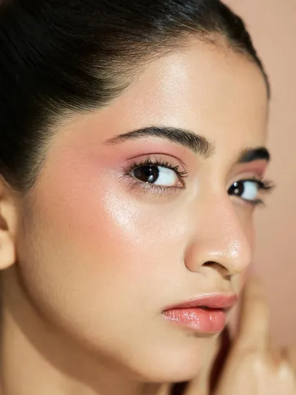 A close-up on this beautifully executed soft glam look. The skin is glowing, and the subtle pink blush draped up to the temples gives a youthful and fresh appearance.