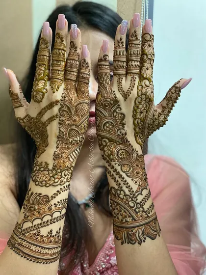 An Indo-Arabic back-of-hand design with delicate, flowing patterns. The design is modern and elegant, perfect for any occasion.