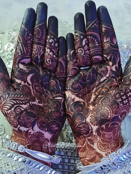 The dark, almost black stain on the palms is a sign of excellent henna quality. This is the result I strive for with every bridal client.
